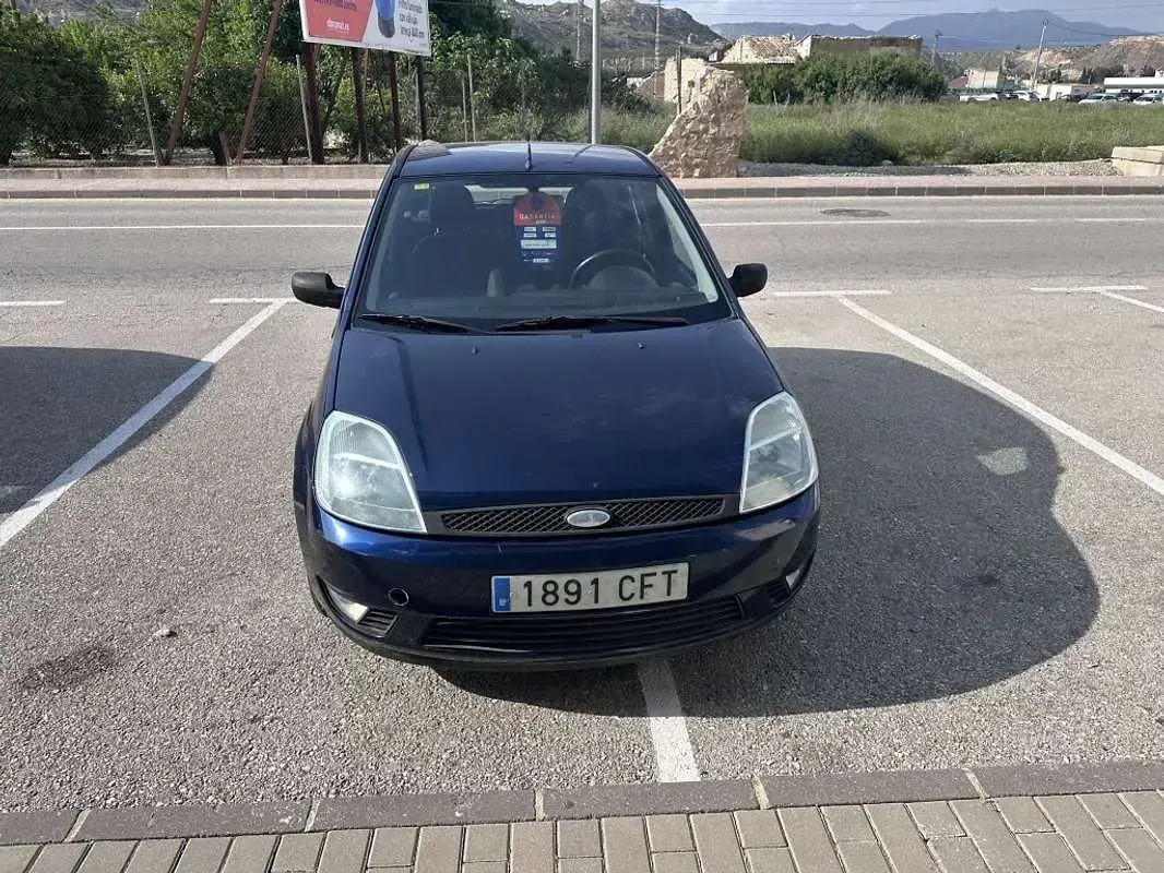 Usado Ford Fiesta Trend 80 CV (58 kW) 2003 Azul Utilitario