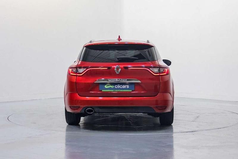 Usado Renault Mégane GrandTour Zen 132 CV (97 kW) 2018 Rojo Familiar
