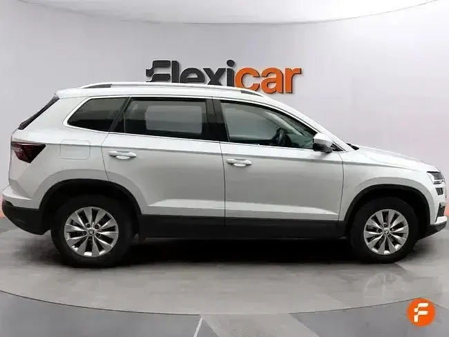 Usado Skoda Karoq Ambition 150 CV (110 kW) 2022 Blanco SUV