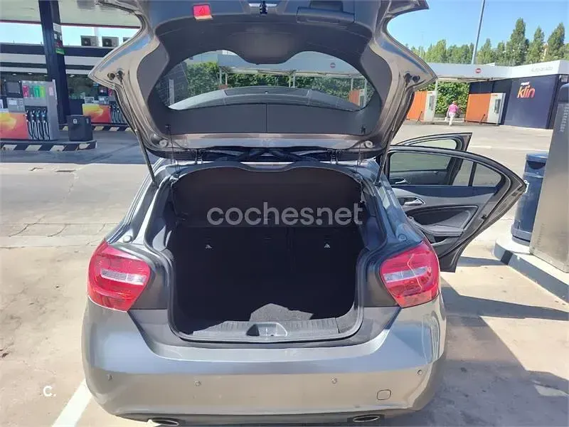 Usado Mercedes A180 Urban 122 CV (89 kW) 2014 Gris / plata Utilitario