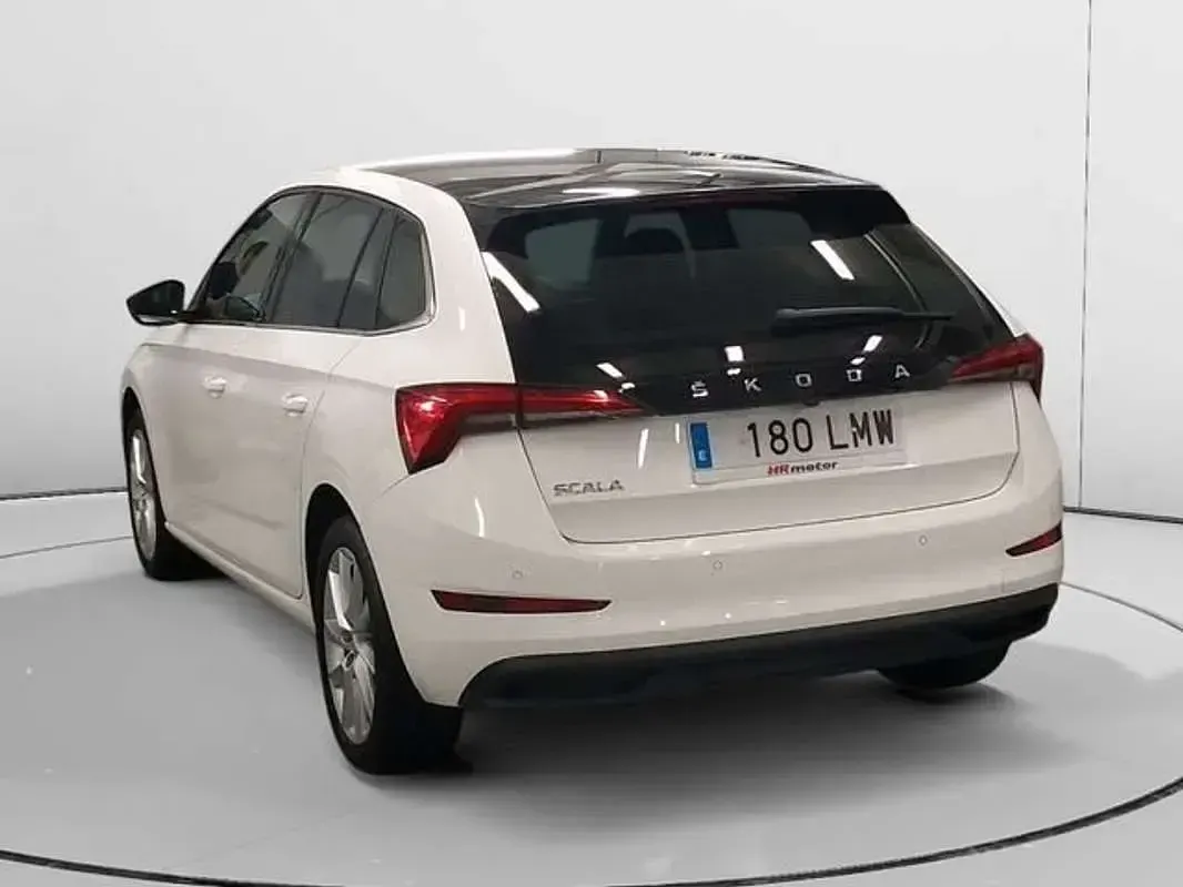 Usado Skoda Scala Style 110 CV (80 kW) 2021 Blanco Utilitario
