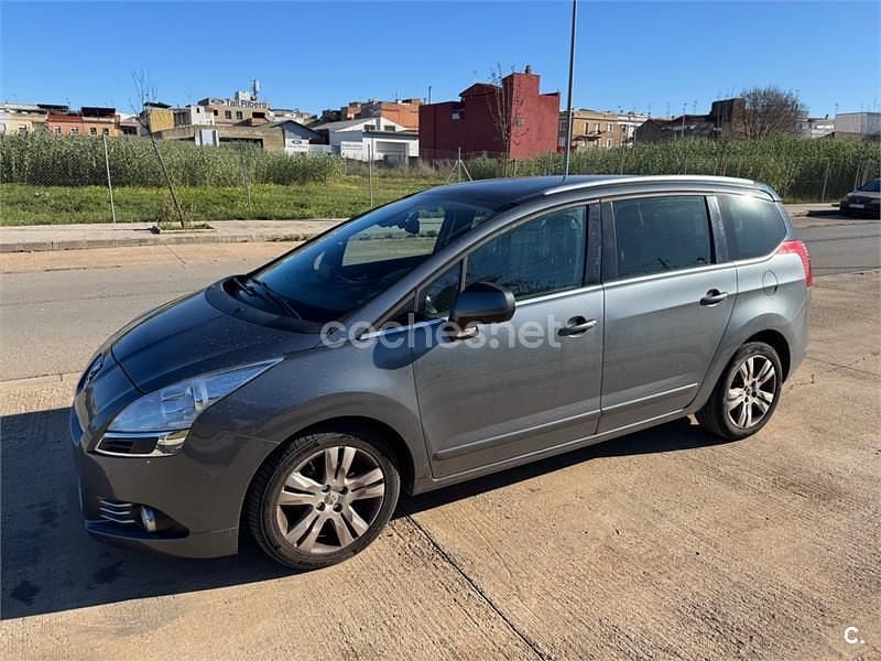 Usado Peugeot 5008 Sport 112 CV (82 kW) 2011 Gris / plata Monovolumen