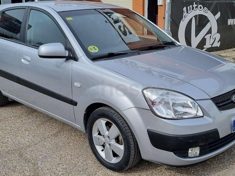 Usado Kia Rio 110 CV (80 kW) 2008 Gris / plata Berlina