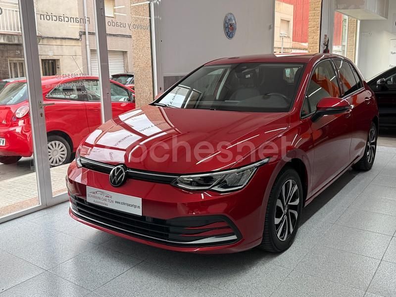Rojo Usado 2022 VW Golf VIII Life Berlina | 24.900 € (Precio justo) - Imagen 1/4