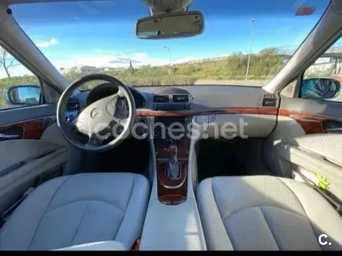 Usado Mercedes E270 Elegance 177 CV (130 kW) 2004 Azul Berlina