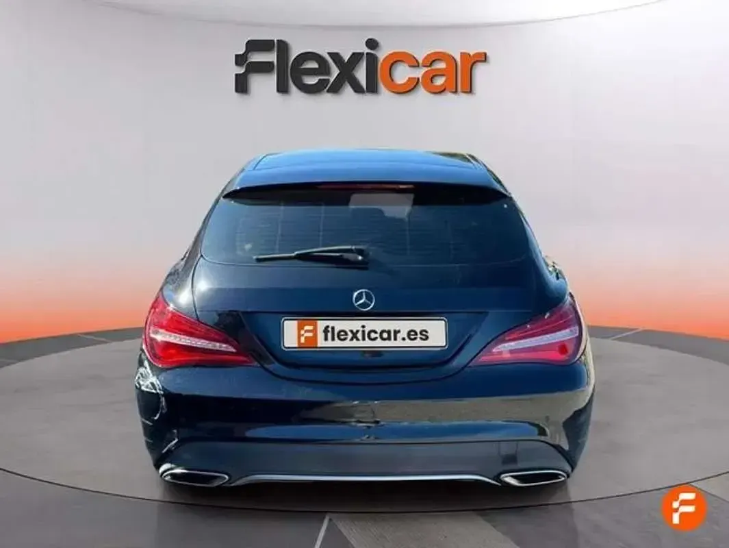 Usado Mercedes CLA220 Shooting Brake 170 CV (125 kW) 2019 Negro Familiar