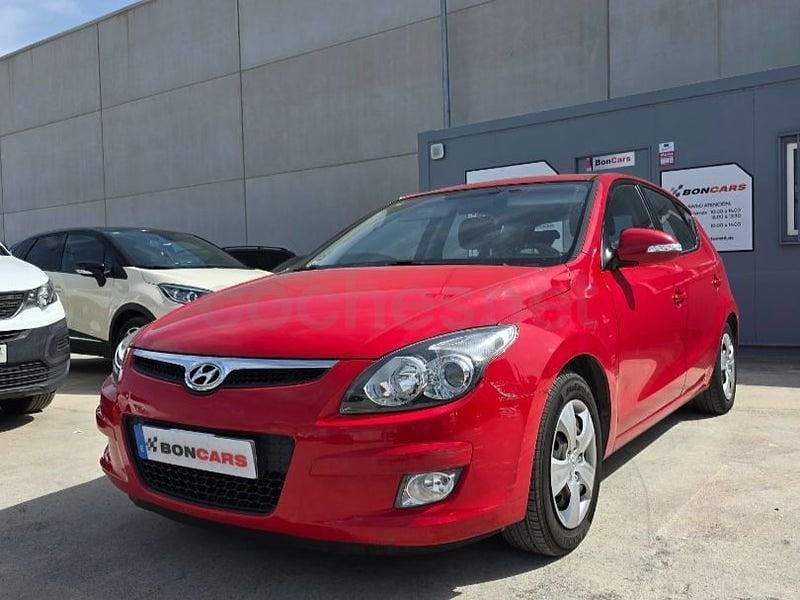 Usado Hyundai i30 Classic 90 HP (66 kW) 2010 Vermelho Sedan