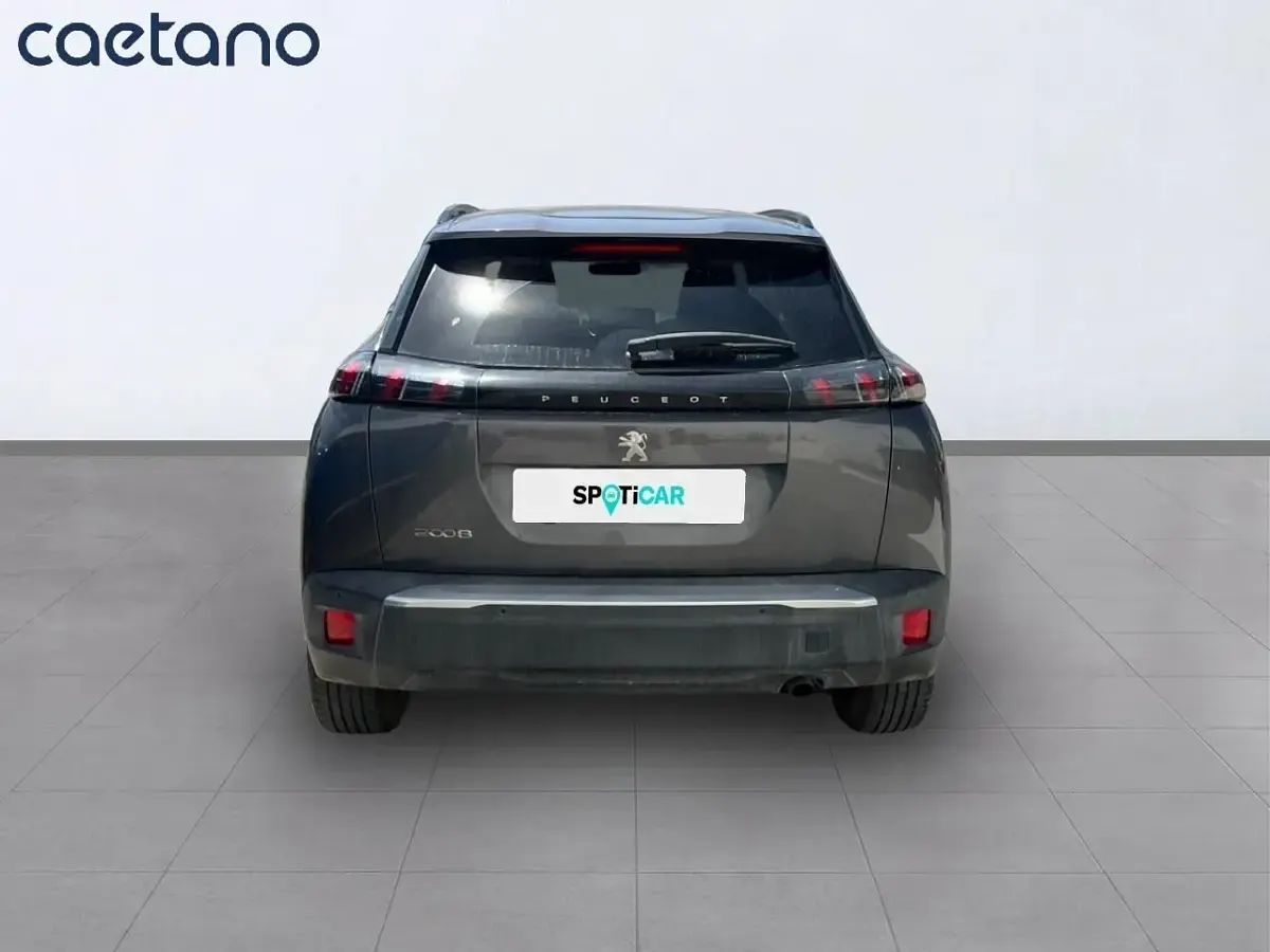 Usado Peugeot 2008 Allure 100 CV (73 kW) 2022 Gris SUV