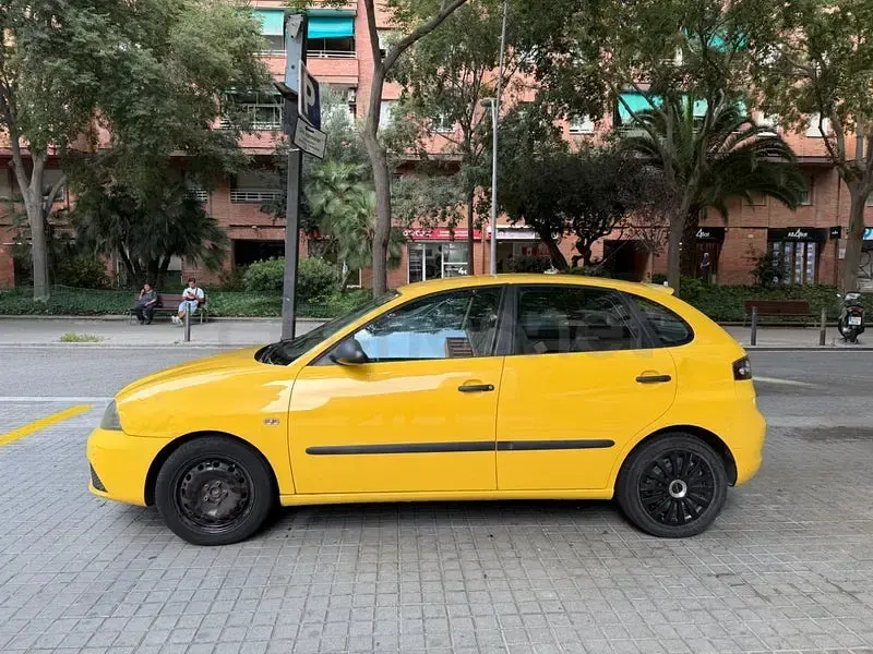 Usado Seat Ibiza Reference 70 CV (51 kW) 2008 Amarillo Berlina