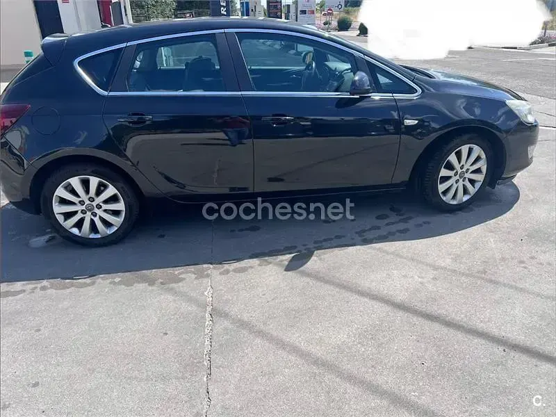 Usado Opel Astra Excellence 110 CV (80 kW) 2012 Negro Berlina