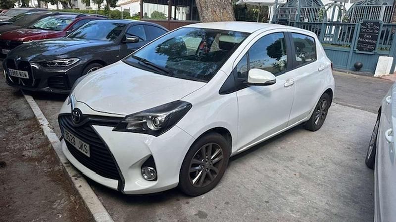 Blanco Usado 2015 Toyota Yaris Active Utilitario | 10.000 € (Buen precio) - Imagen 1/4