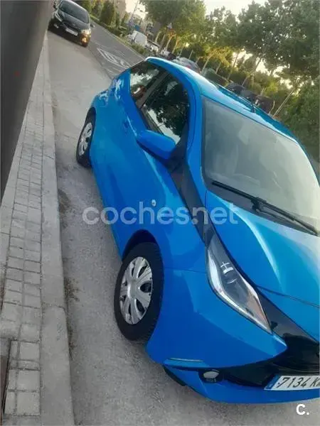 Usado Toyota Aygo X-play 69 CV (50 kW) 2018 Azul Utilitario
