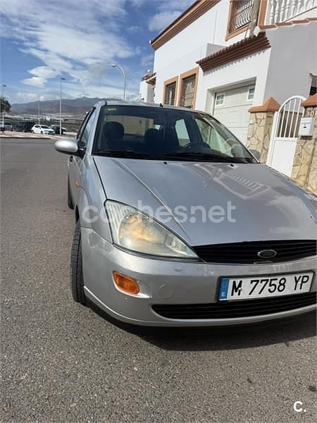 Usado Ford Focus Trend 90 CV (66 kW) 2000 Gris / plata Berlina