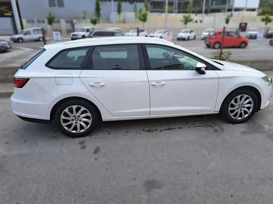 Usado Seat Leon ST Style 105 CV (77 kW) 2015 Blanco Familiar