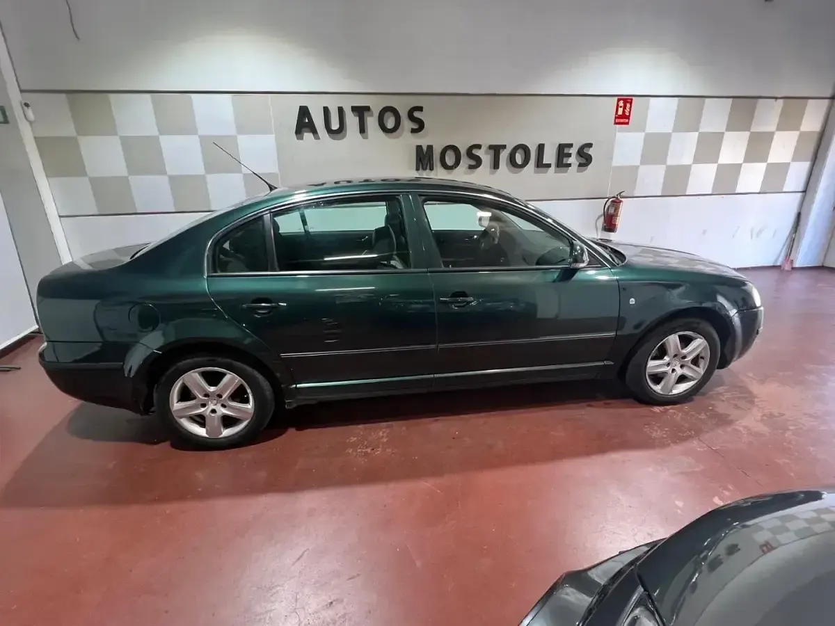 Usado Skoda Superb Comfort 130 CV (95 kW) 2005 Azul Berlina