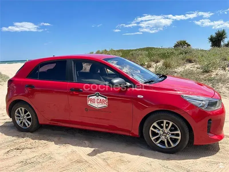 Usado Kia Rio 84 CV (61 kW) 2017 Rojo Berlina