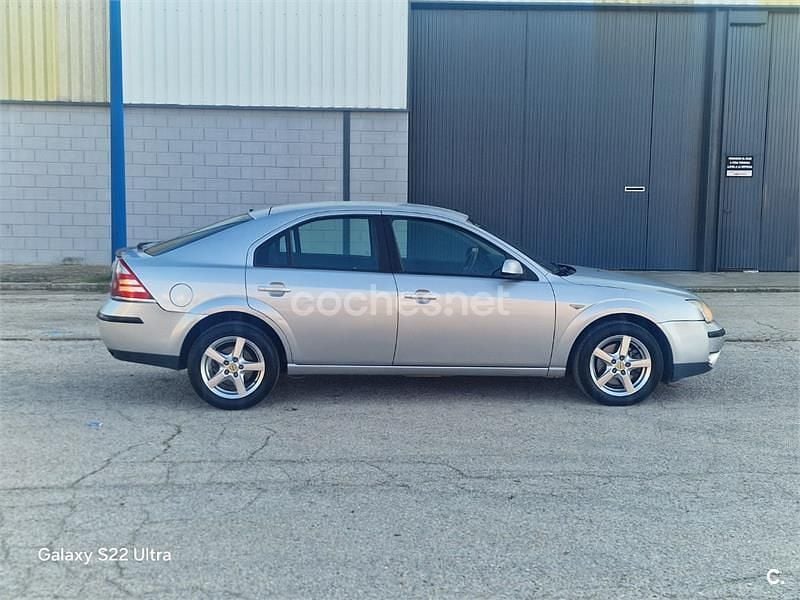 Usado Ford Mondeo Sport 155 CV (114 kW) 2005 Gris / plata Berlina