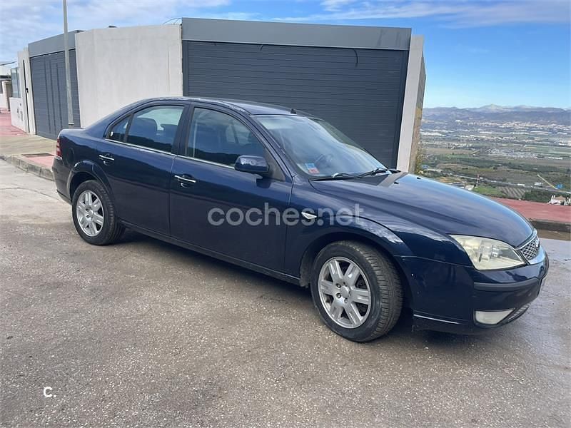 Usado Ford Mondeo Trend 130 CV (95 kW) 2006 Azul Berlina
