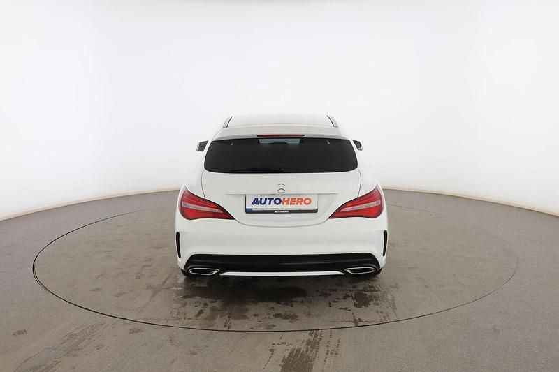 Usado Mercedes CLA200 Shooting Brake AMG line 135 CV (99 kW) 2018 Blanco Familiar