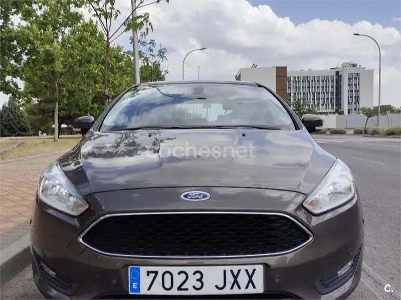 Usado Ford Focus Trend 125 CV (91 kW) 2017 Gris / plata Berlina