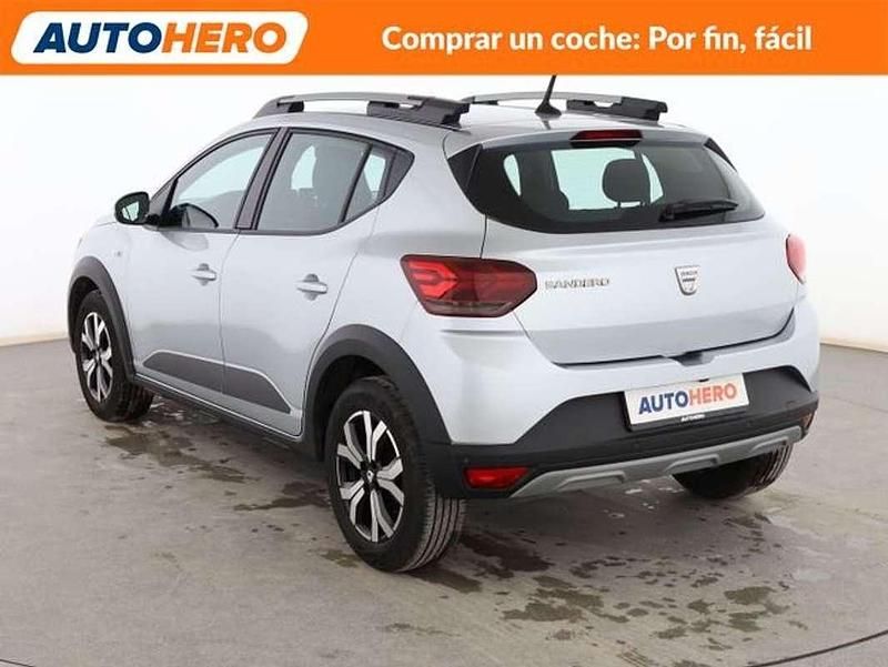 Usado Dacia Sandero Comfort 91 CV (66 kW) 2022 Gris Utilitario