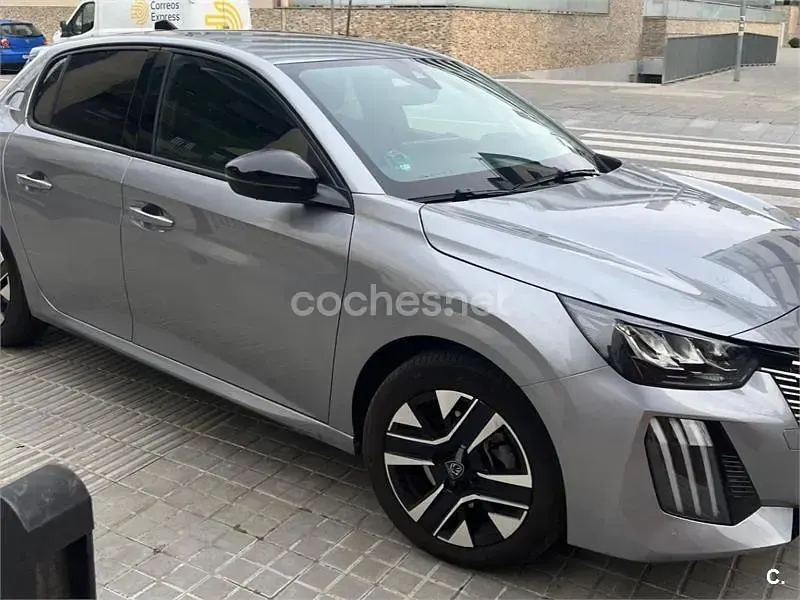 Usado Peugeot 208 Allure 100 CV (73 kW) 2024 Gris / plata Utilitario