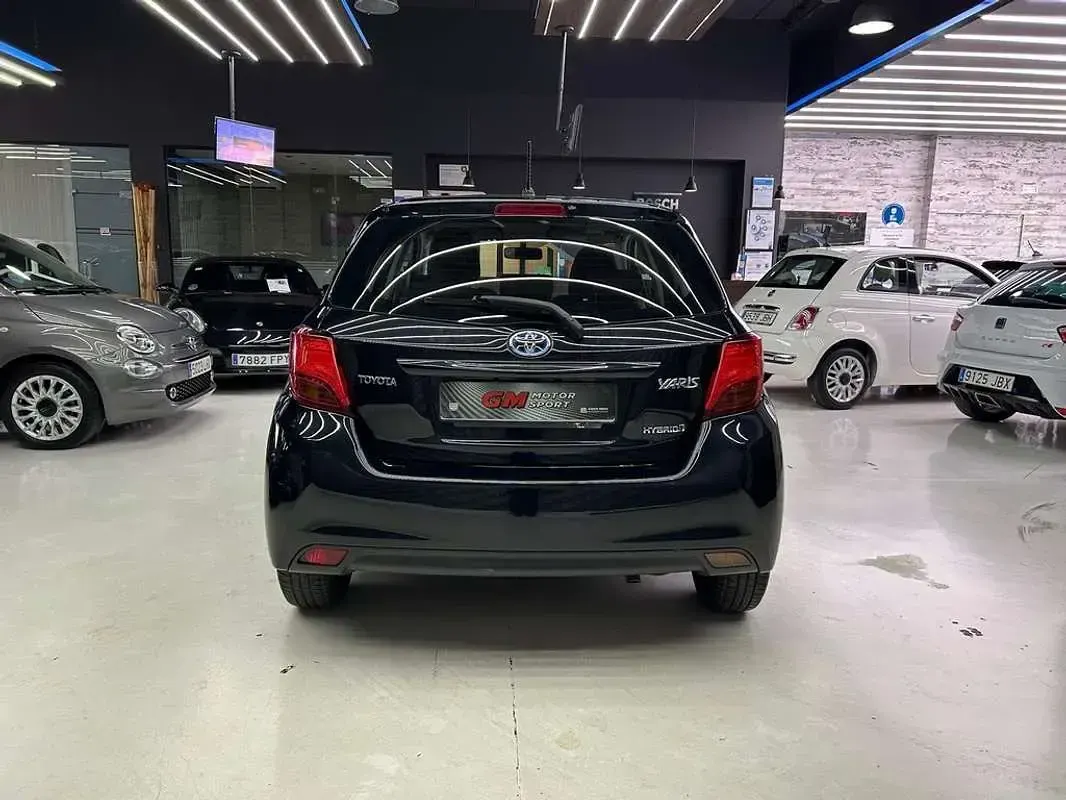 Usado Toyota Yaris Hybrid Active 99 CV (72 kW) 2017 Negro Utilitario