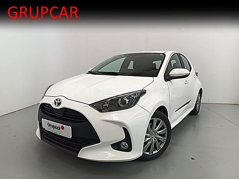 Blanco Usado 2023 Toyota Yaris Hybrid Active Berlina | 21.900 € (Precio justo) - Imagen 1/4
