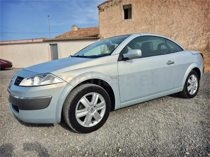 Usado Renault Mégane Cabriolet Dynamique 136 CV (100 kW) 2005 Gris / plata Descapotable