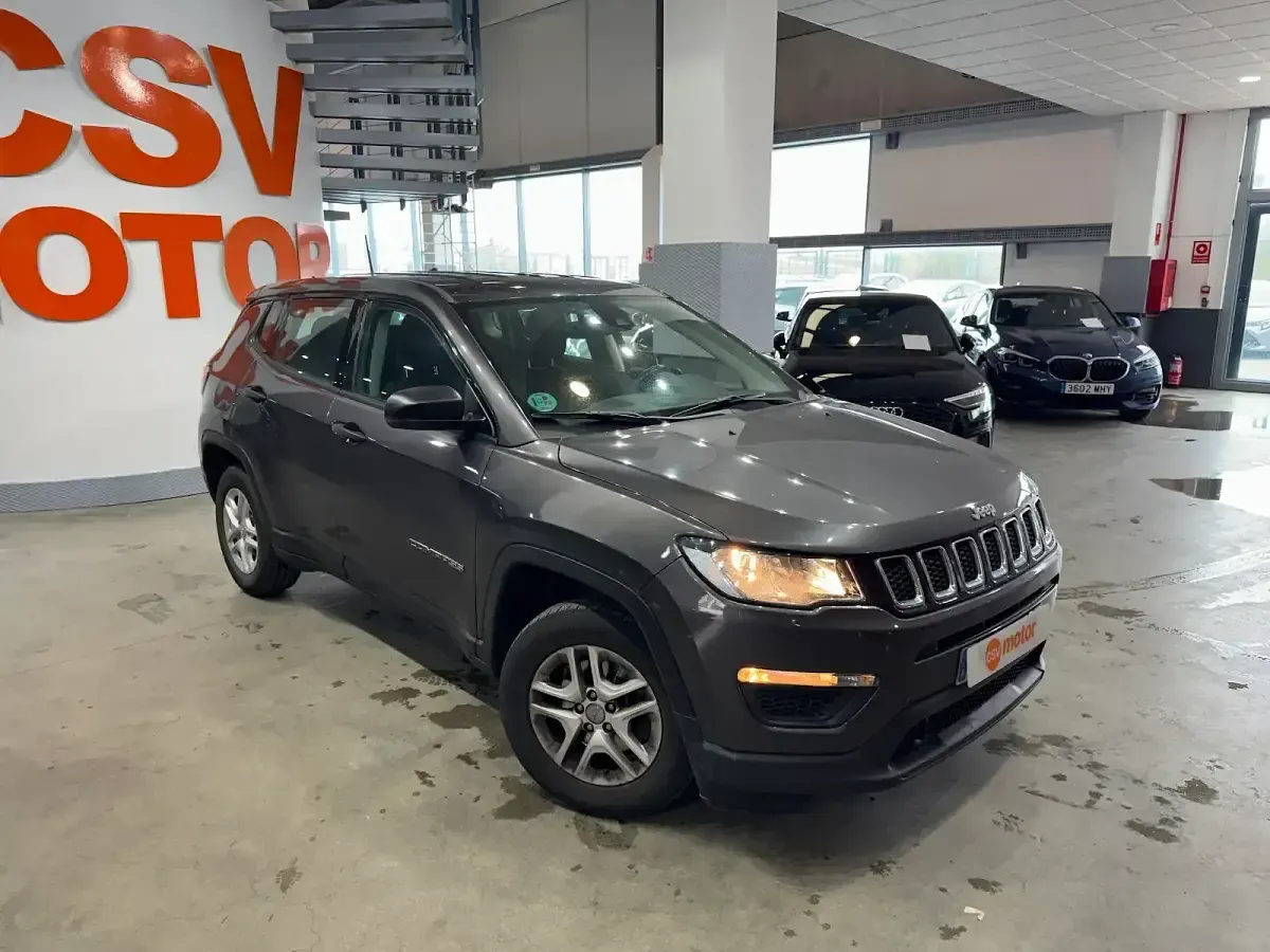 Usado Jeep Compass Sport 140 CV (102 kW) 2018 Gris / plata SUV
