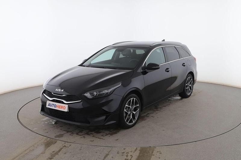 Usado Kia Ceed 120 CV (88 kW) 2022 Negro Utilitario