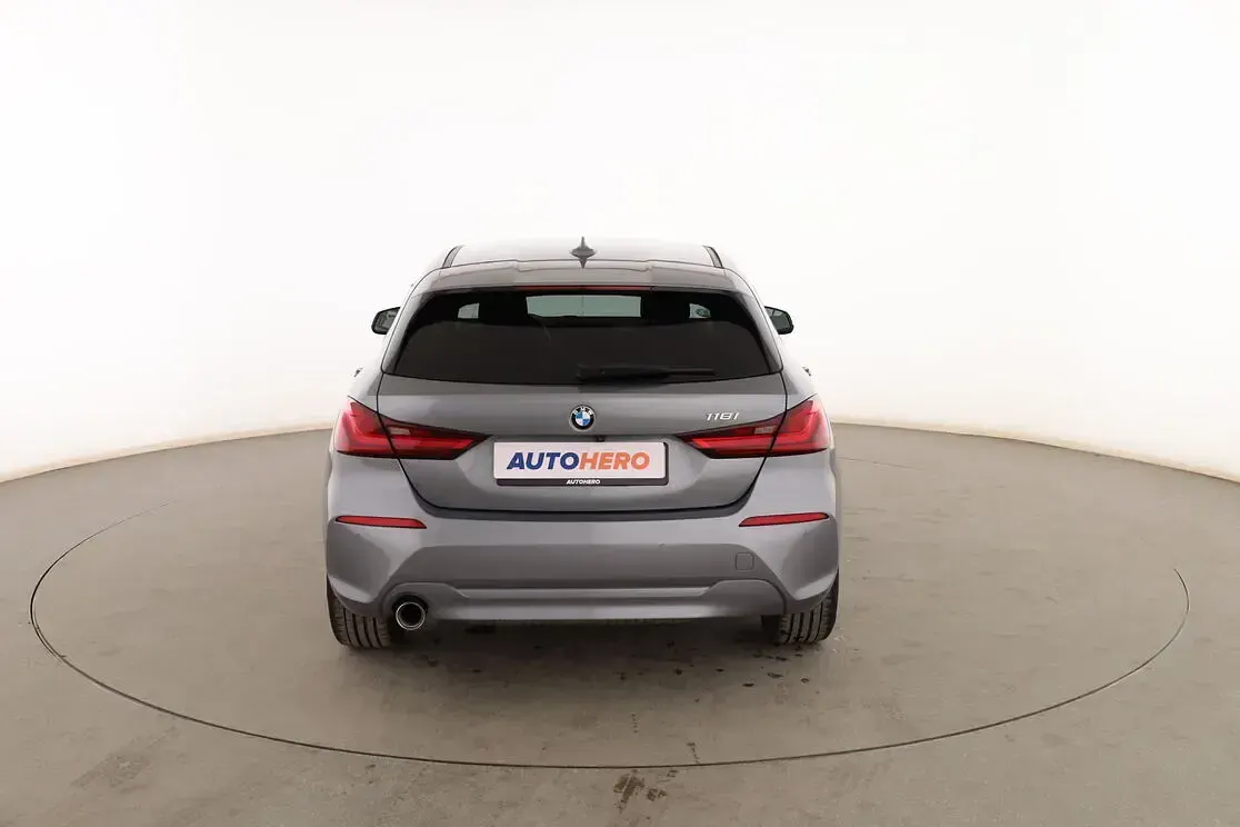Usado BMW 118 Comfort Edition 136 CV (100 kW) 2022 Gris Berlina