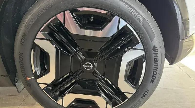 Usado Nissan Micra Tekna 80 kW (110 CV) 2025 Moon white black sólido Utilitario