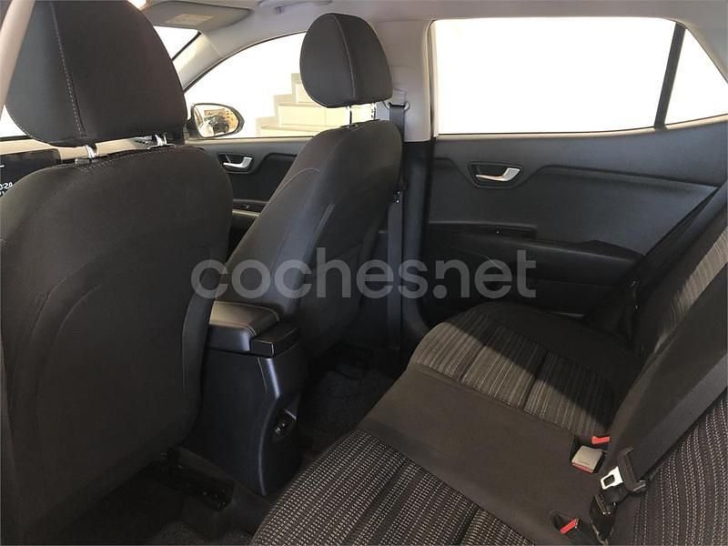 Usado Kia Stonic 84 CV (61 kW) 2021 Negro SUV