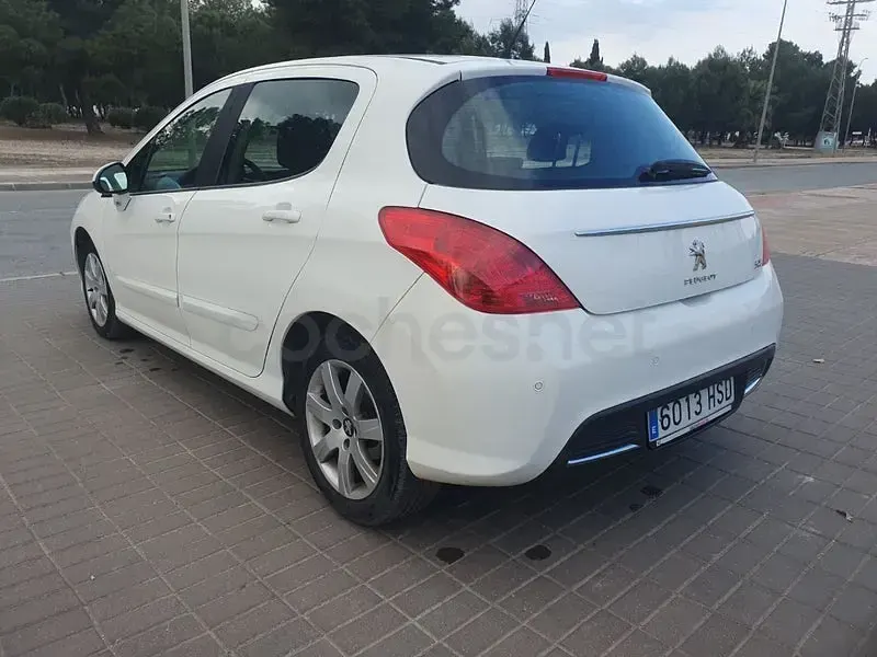 Usado Peugeot 308 Active 92 CV (67 kW) 2013 Blanco Berlina