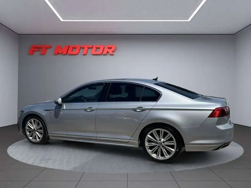 Usado VW Passat R-line 150 CV (110 kW) 2022 Gris / plata Berlina