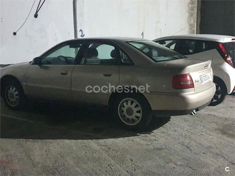 Usado Audi A4 110 CV (80 kW) 2000 Beige Berlina