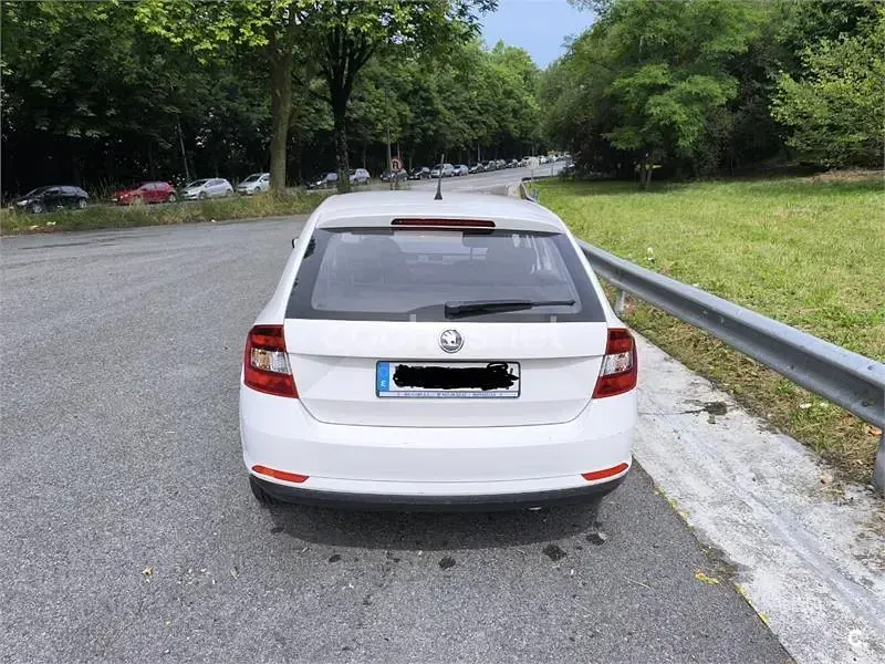 Usado Skoda Rapid Active 86 CV (63 kW) 2014 Blanco Utilitario