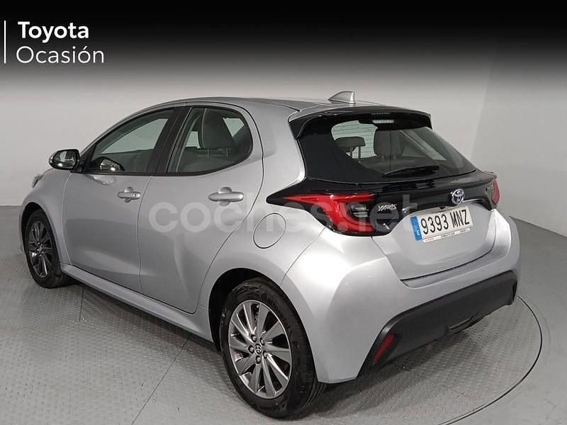 Usado Toyota Yaris Hybrid Active 116 CV (85 kW) 2024 Gris / plata Berlina