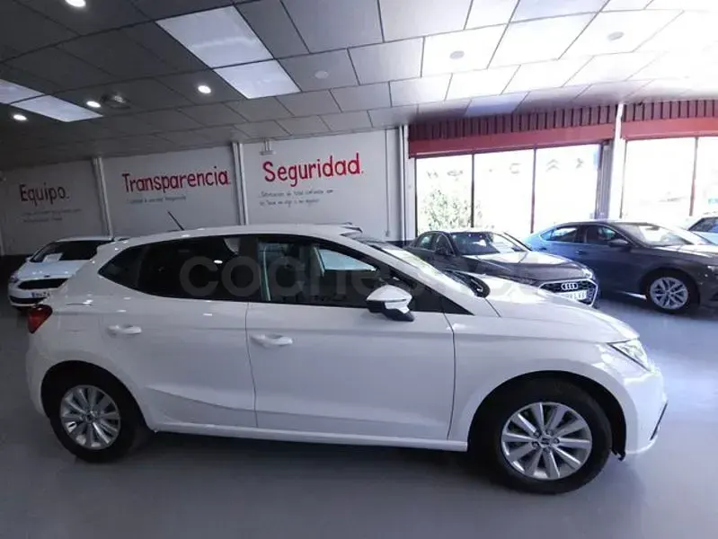 Usado Seat Ibiza Style Plus 110 CV (80 kW) 2022 Blanco Utilitario