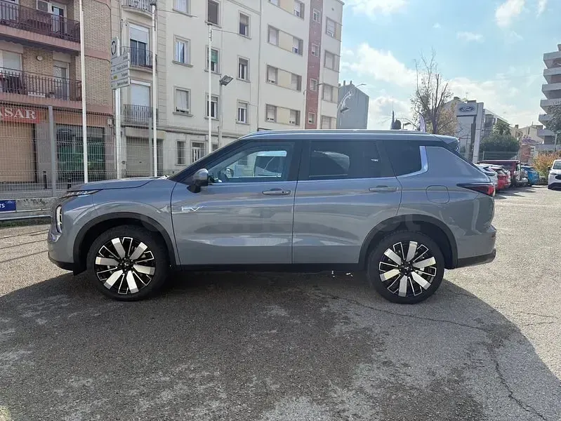 Usado Mitsubishi Outlander P-HEV 306 CV (225 kW) 2025 Gris / plata SUV
