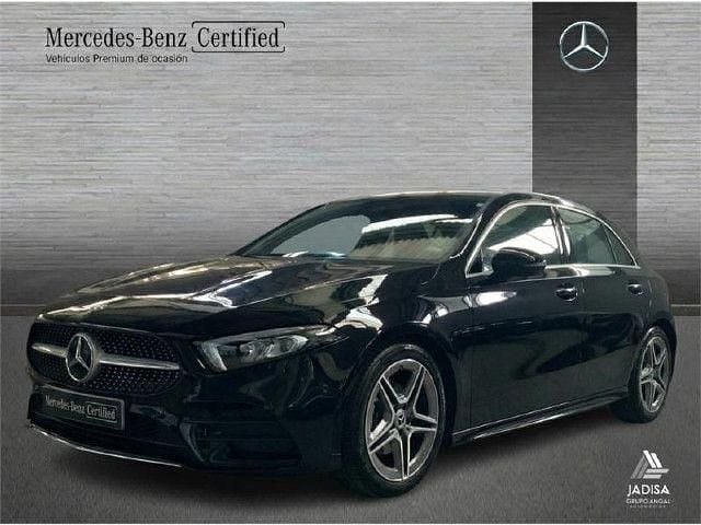 Usado Mercedes A180 AMG line 136 CV (100 kW) 2025 Negro cosmos Berlina