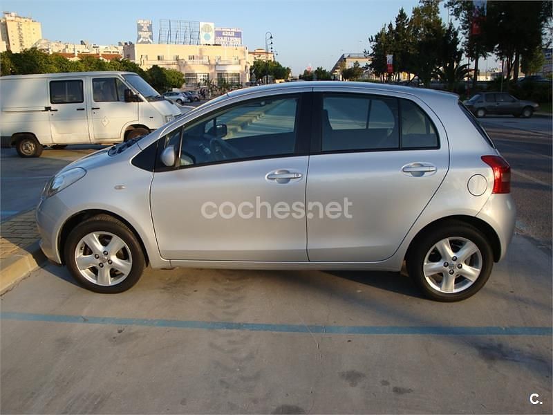 Usado Toyota Yaris Sol 87 CV (63 kW) 2007 Gris / plata Berlina