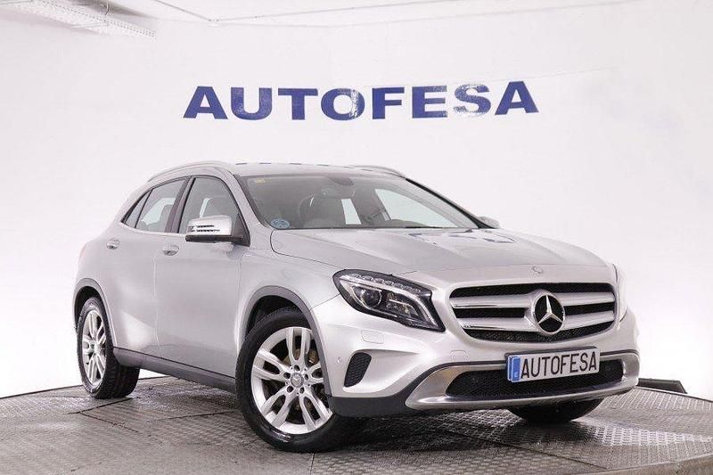 Usado Mercedes GLA200 Style 136 CV (100 kW) 2014 Plata metalizado SUV