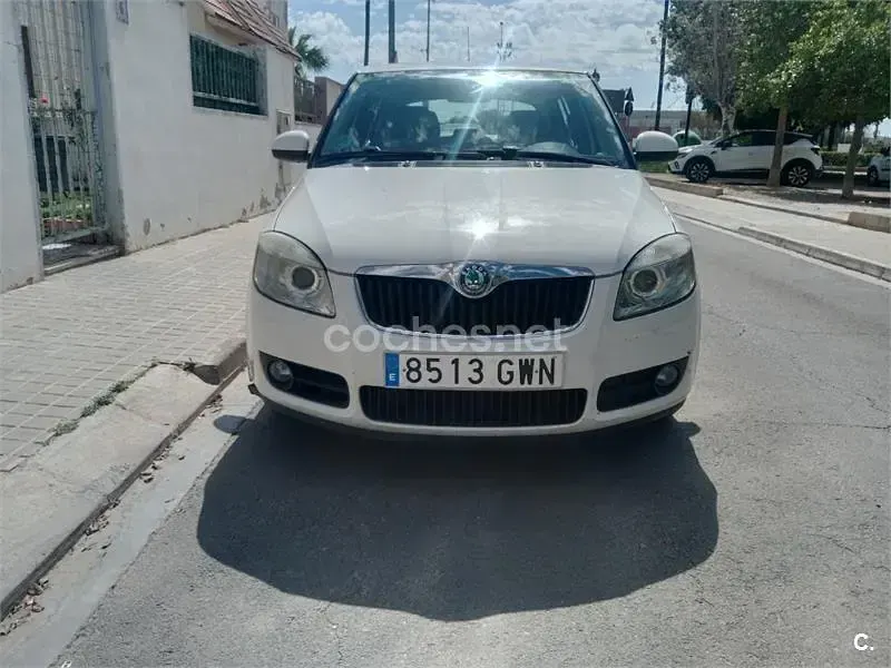 Usado Skoda Fabia Active 60 CV (44 kW) 2010 Blanco Berlina