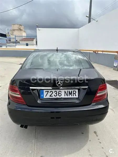 Usado Mercedes C200 136 CV (100 kW) 2012 Negro Berlina