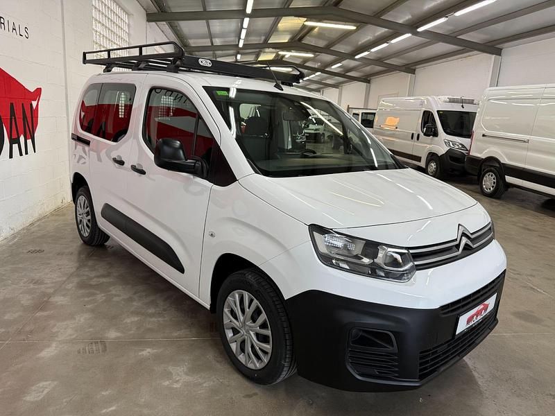 Usado Citroën Berlingo Live 100 CV (73 kW) 2022 Blanco Monovolumen