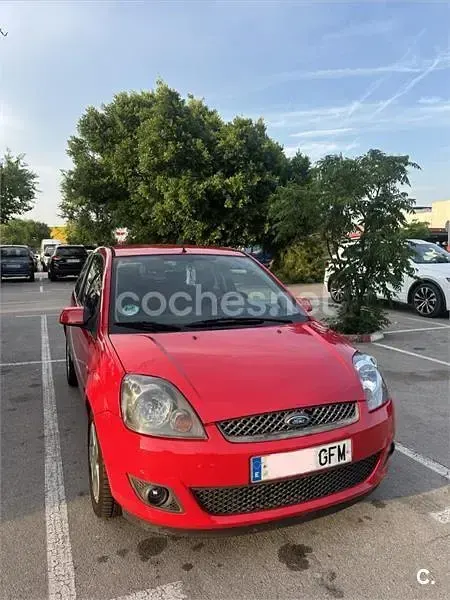 Usado Ford Fiesta Trend 80 CV (58 kW) 2008 Rojo Utilitario