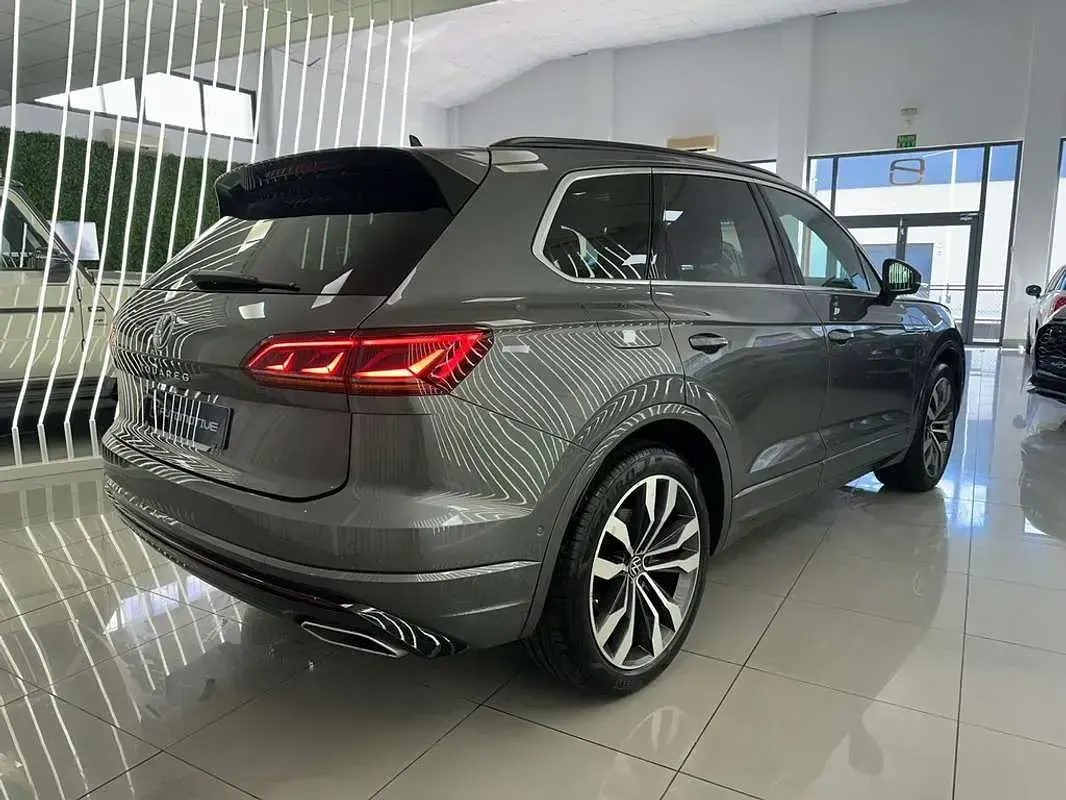 Usado VW Touareg R-line 286 CV (210 kW) 2022 Gris SUV