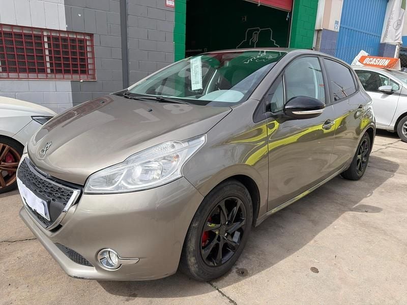 Usado Peugeot 208 Active 68 CV (50 kW) 2012 Dorado Utilitario